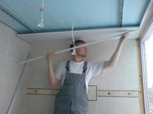 Процесс монтажа на плит на потолок