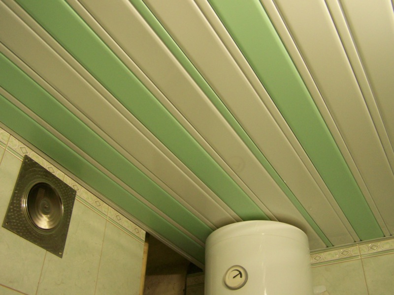 Реечный потолок из цветных реек