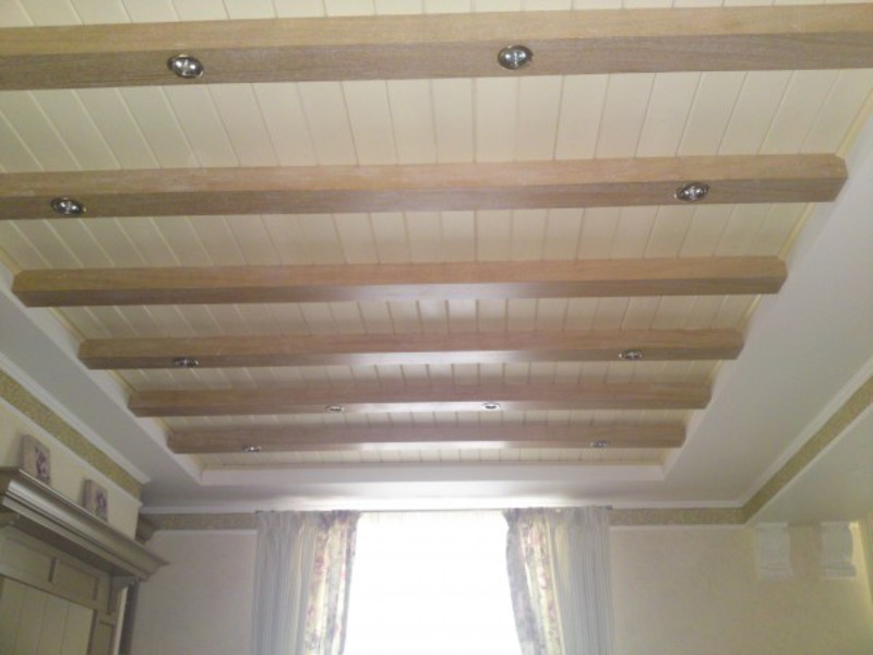 Реечный потолок с деревянными балками